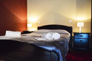 a bedroom with a bed with two towels on it at Casa Vale Quintao in Geres