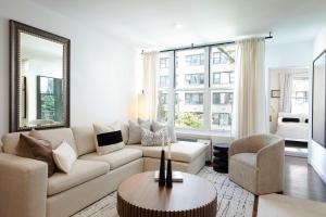 una sala de estar con un sofá y una mesa en Designer Home in Diplomat District, en Nueva York