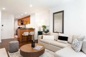 una sala de estar con un sofá y una mesa en Designer Home in Diplomat District, en Nueva York