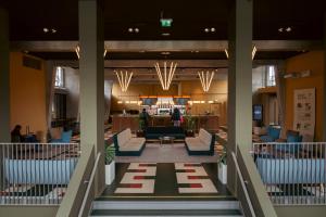 奥胡斯Roberta's Society Aarhus的建筑物内的大厅,配有沙发和椅子。