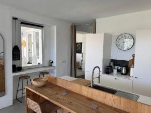A kitchen or kitchenette at Casa Trece