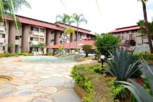 un bâtiment avec une cour et un complexe dans l'établissement Recanto das Águas, à Rio Quente