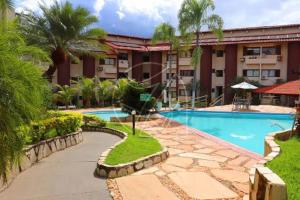 un complexe avec une piscine devant un immeuble dans l'établissement Recanto das Águas, à Rio Quente