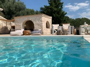 a swimming pool in front of a house at Villa Surf Ponti in Póndi +11 photos