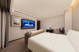 Ένα ή περισσότερα κρεβάτια σε δωμάτιο στο Atour Hotel Beijing Guomao Dongdaqiao Subway Station +33 φωτογραφίες