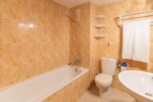 Bilik mandi di Port Sa Playa beach apartment +30 gambar