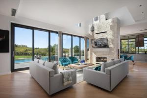 Un televizor și/sau centru de divertisment la Astounding Istra Villa 4 Bedrooms Villa Mediterranean Influence Private Pool & Mini Golf Course