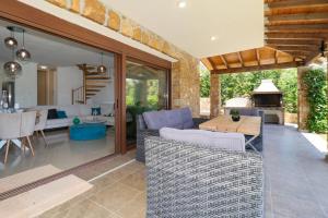 un patio con un divano, un tavolo e un soggiorno di Blue Dream Villa a Nea Skioni