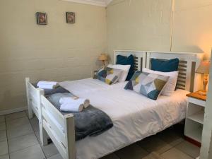 a bedroom with two twin beds with pillows at Venolla's in The Crags