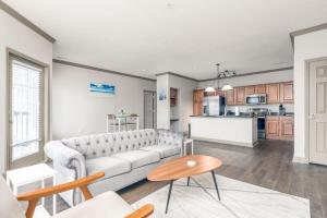 インディアナポリスにあるAffordable 1-Bedroom Apartment Keystoneのソファとテーブルのあるリビングルーム