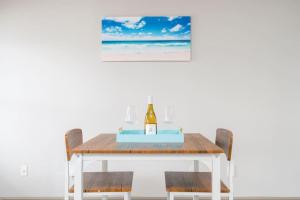 インディアナポリスにあるAffordable 1-Bedroom Apartment Keystoneのダイニングルームテーブル(ワイン1本付)