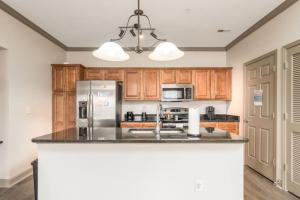 インディアナポリスにあるAffordable 1-Bedroom Apartment Keystoneのキッチン(木製キャビネット、ステンレス製の冷蔵庫付)