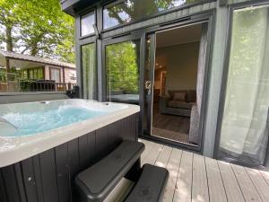 Gambar di galeri bagi V18 - Rivers Edge with Hot tub di Bethesda