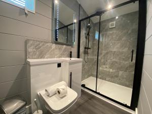 Bilik mandi di V17 - Rivers Edge with Hot Tub +12 gambar