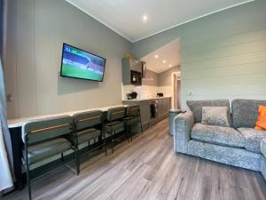 Televisyen dan/atau pusat hiburan di V17 - Rivers Edge with Hot Tub