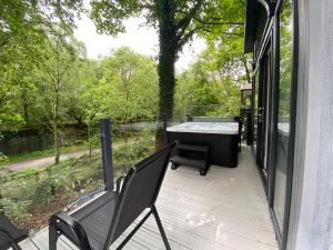 Taman di luar V17 - Rivers Edge with Hot Tub