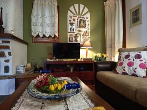 ein Wohnzimmer mit einem Tisch und einer Obstschale in der Unterkunft Villa Lechonia in Káto Lekhónia