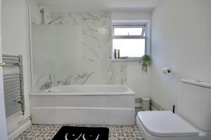 Ένα μπάνιο στο Charming 2Bedroom Apartment with Private Garden +15 φωτογραφίες
