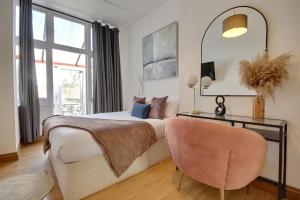 Ένα ή περισσότερα κρεβάτια σε δωμάτιο στο Charming 2Bedroom Apartment with Private Garden