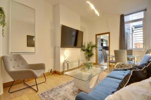 Μια τηλεόραση ή/και κέντρο ψυχαγωγίας στο Charming 2Bedroom Apartment with Private Garden