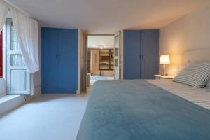 ein Schlafzimmer mit einem großen Bett und blauen Schränken in der Unterkunft Vivelorural Casita Vintage, Santa Brígida in Santa Brígida