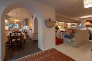 eine Küche und ein Esszimmer mit Tisch und Stühlen in der Unterkunft Vivelorural Casita Vintage, Santa Brígida in Santa Brígida