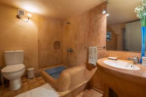 ein Badezimmer mit Badewanne, Toilette und Waschbecken in der Unterkunft Vivelorural Casita Vintage, Santa Brígida in Santa Brígida + 49 Fotos
