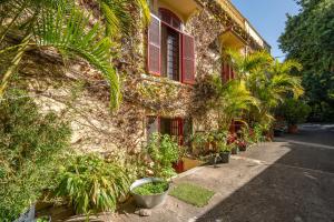 Ein Gebäude mit einem Haufen Pflanzen davor. in der Unterkunft Vivelorural Casita Vintage, Santa Brígida in Santa Brígida