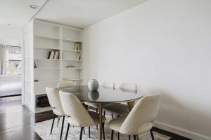 Ruang duduk di Private Penthouse w Roof Oasis
