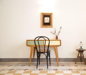 a chair sits in front of a wooden desk at Casa Terracotta in Matera