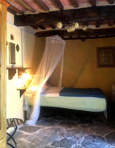 ElmoCasa della pace - apartment with private entrance的配有蚊帐的客房内的一张床位