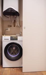y cocina con lavadora y secadora de ropa y microondas. en Four Elements Apartments, en Catania 79 fotos más