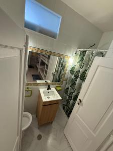 Ένα μπάνιο στο Faro Coast Guest House