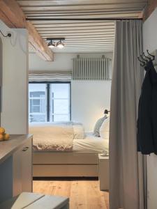 a bedroom with a bed and a window at Ferienwohnung 2, Schlaf-Gut-Johannis, Flensburg in Flensburg
