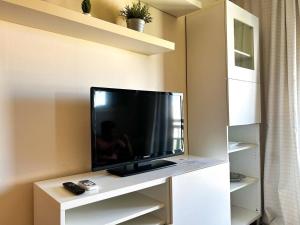 Televízia a/alebo spoločenská miestnosť v ubytovaní Apartamento super luminoso