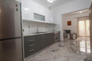 Η κουζίνα ή μικρή κουζίνα στο Thessaloniki Luxe Suite, Chrysa's Private Getaway