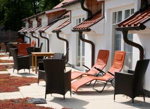 a row of chairs and tables on a patio at Dreimädelhaus - Kirchseelte in Kirchseelte