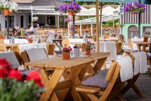 Reštaurácia alebo iné gastronomické zariadenie v ubytovaní Hotel Hořec