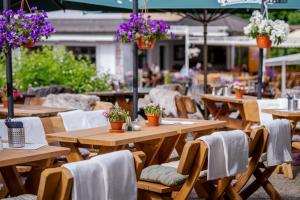 Reštaurácia alebo iné gastronomické zariadenie v ubytovaní Hotel Hořec