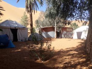 grupa namiotów na środku pustyni w obiekcie bain de sabl merzouga bin de sablle w mieście Merzouga +27 zdjęć