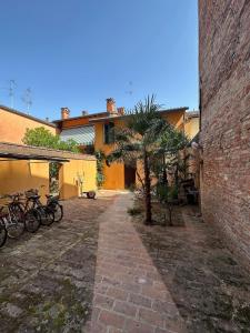 a group of bikes parked next to a building at B&B Emilia 330 Imola Centro Apartment in Imola