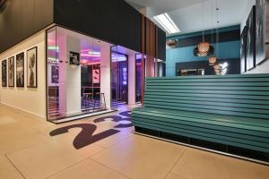eine Lobby mit einer Reihe von Bänken in einem Gebäude in der Unterkunft Student Only Bronze Studio Plus at Hammersmith Residence in London