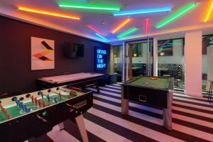 zwei Ping-Pong-Tische in einem Raum mit Lasern in der Unterkunft Student Only Bronze Studio Plus at Hammersmith Residence in London