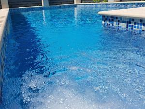 una grande piscina di acqua blu in un edificio di Villa "Amber" relaxation in nature with a Pool a Mlini Altre 67 foto