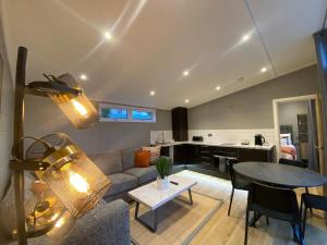 una sala de estar con un sofá y una mesa en P59 - Riverstone with hot tub, en Bethesda