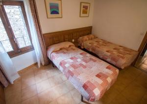 a room with two twin beds and a window at Apartment E in Benasque
