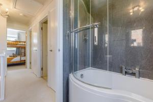 Ένα μπάνιο στο 3 Bed in Baconsthorpe oc-s32338 +22 φωτογραφίες