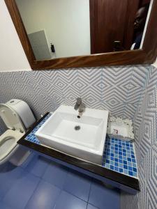 Ένα μπάνιο στο 27 Cafe Zanzibar Airport Hotel