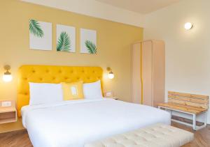 Una cama o camas en una habitación de Bloom Hotel - Jubilee Hills
