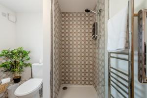 Ένα μπάνιο στο 5 Bed in Mynyddygarreg oc-c32367 +30 φωτογραφίες